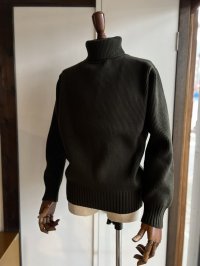 コムアーチ ハンドフレーム タートルネックセーター カーキ Comm.arch. Hand Framed Turtleneck Sweater Comm.arch. Deep Forest