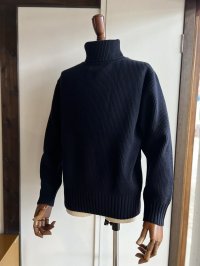 コムアーチ ハンドフレーム タートルネックセーター ダークネイビー Comm.arch. Hand Framed Turtleneck Sweater Comm.arch. Deep Ocean