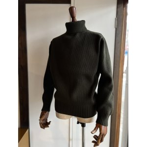 画像: コムアーチ ハンドフレーム タートルネックセーター カーキ Comm.arch. Hand Framed Turtleneck Sweater Comm.arch. Deep Forest